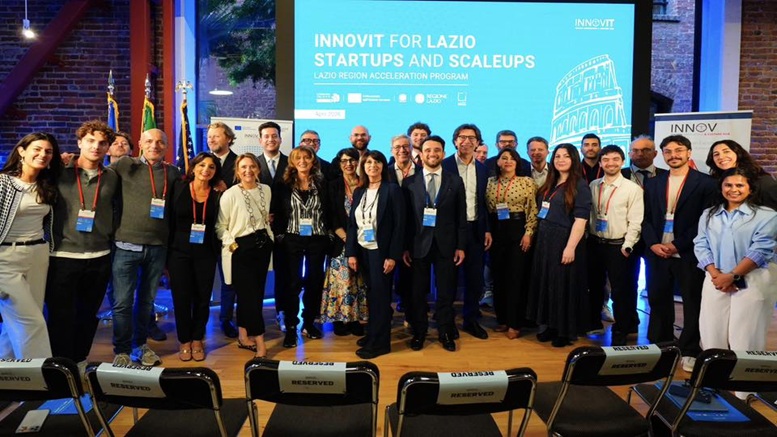Foto di gruppo dei partecipanti del Lazio a INNOVIT 2026 con la Vicepresidente Angelilli