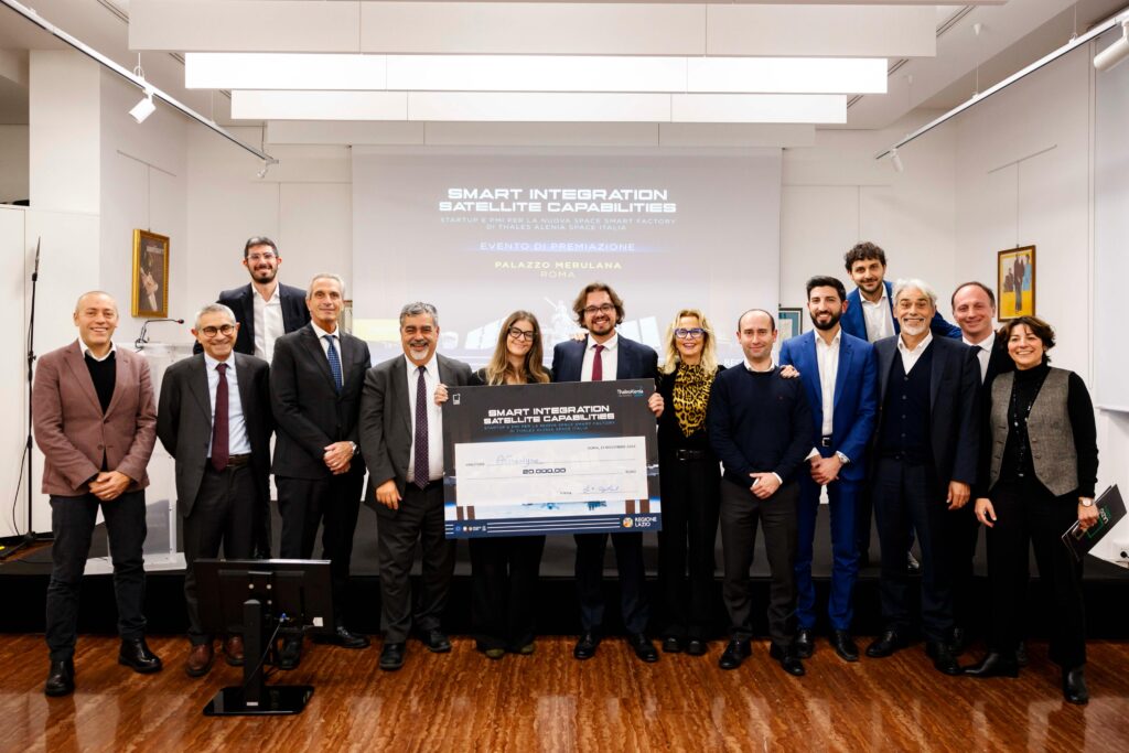 Una sfida, lanciata tramite Lazio Innova, per sviluppare fabbriche intelligenti di assemblaggio dei componenti di bordo dei piccoli satelliti. In fase di realizzazione la nuova fabbrica digitale che Thales Alenia Space Italia realizzerà presso il Tecnopolo Tiburtino