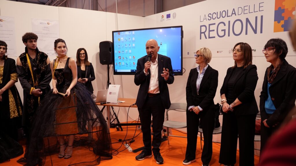 Giuseppe Schiboni, asessore a Lavoro, Scuola, Formazione, Ricerca, Merito e Urbanistica, durante l'inaugurazione della fiera