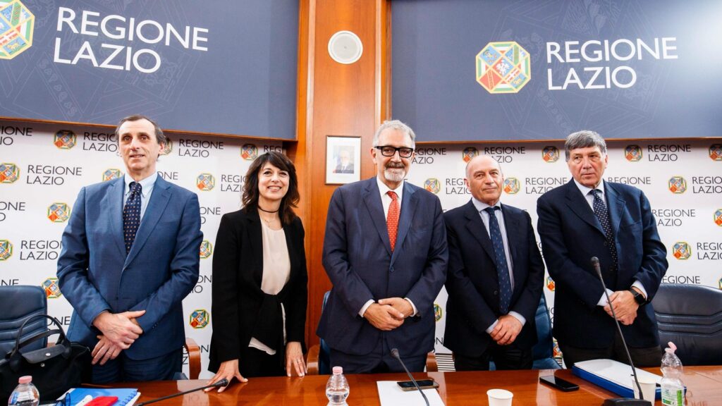 Il presidente della Regione Lazio Francesco Rocca al tavolo con i relatori dell'evento