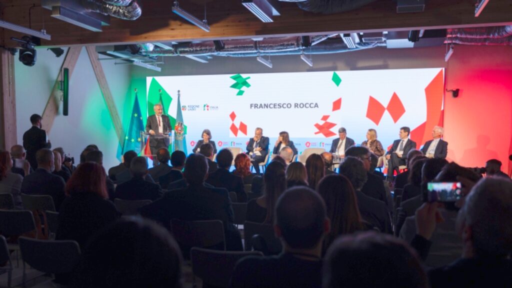 L'intervento del presidente Francesco Rocca sul palco durante l'apertura del workshop