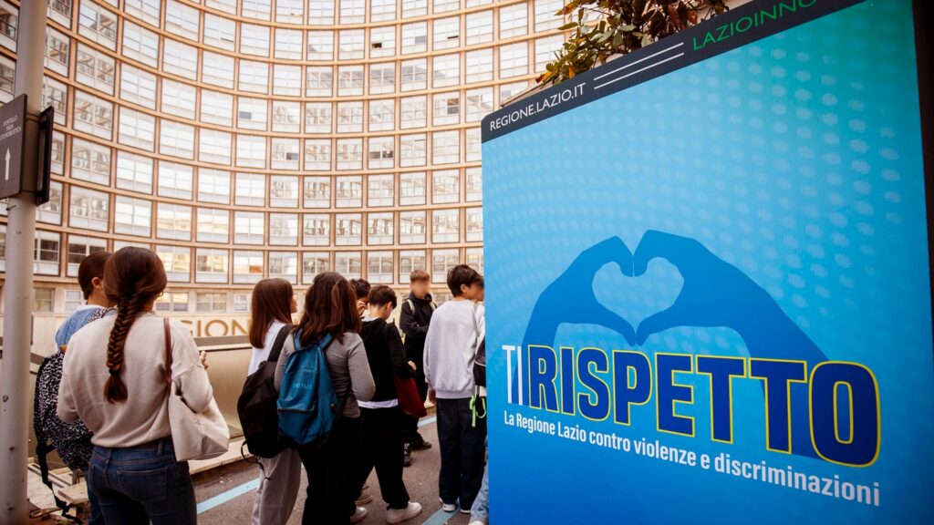 Ingresso dei giovani studenti all'evento "Ti Rispetto" presso la sede della Regione Lazio