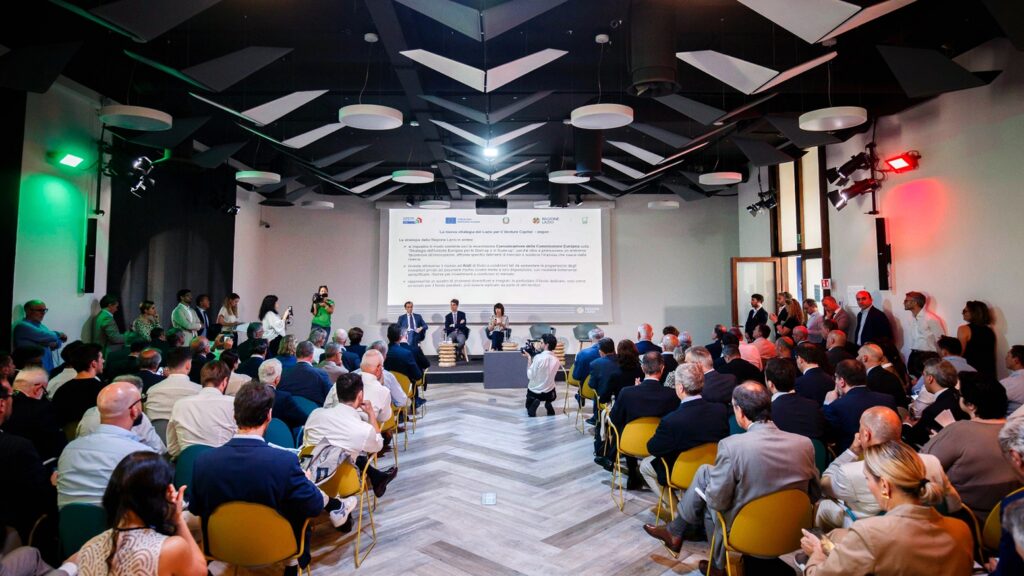 La Sala Plaza gremita dello Zest Hub in via Marsala a Roma