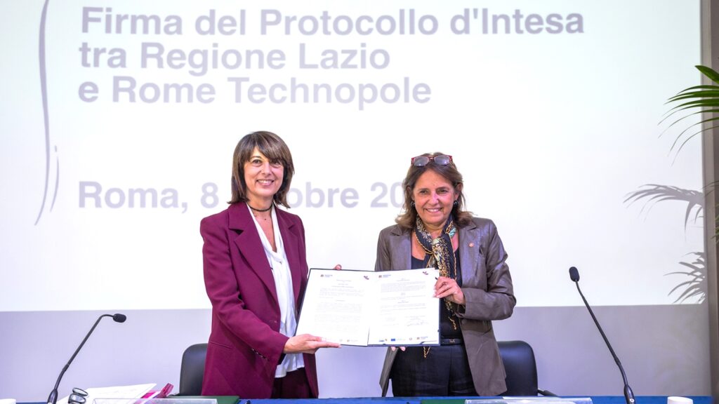 La vicepresidente della Regione Lazio Roberta Angelilli e la presidente della Fondazione Rome Technopole Antonella Polimeni firmano il Protocollo d'intesa tra Regione Lazio e Rome Technopole