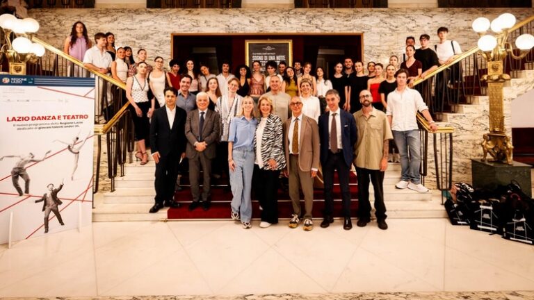 Foto di gruppo Vincitori Lazio Danza e Teatro con l'Assessore Baldassarre