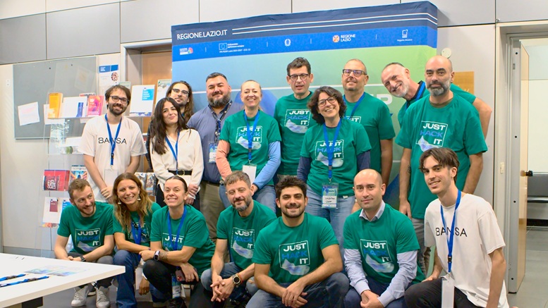 Foto di gruppo dei partecipanti a Safe Mobility Hack