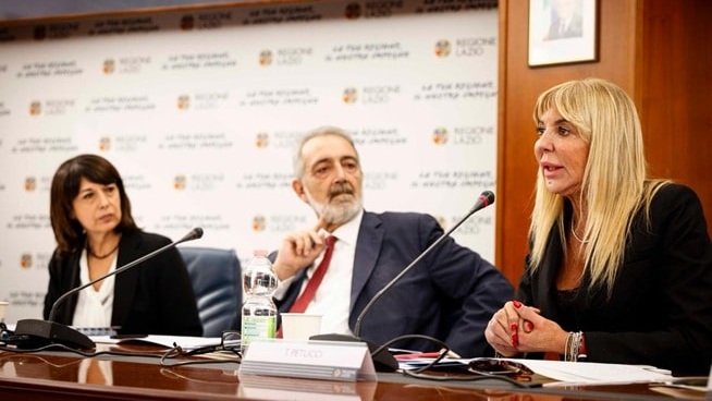 Il Presidente della Regione Lazio Francesco Rocca, la Vicepresidente Roberta Angelilli e la Direttrice dell'Autorità di Gestione del PR Lazio FESR 2021-2027 Tiziana Petucci hanno presentato le nuove le risorse FESR disponibili nel biennio 2026-2027