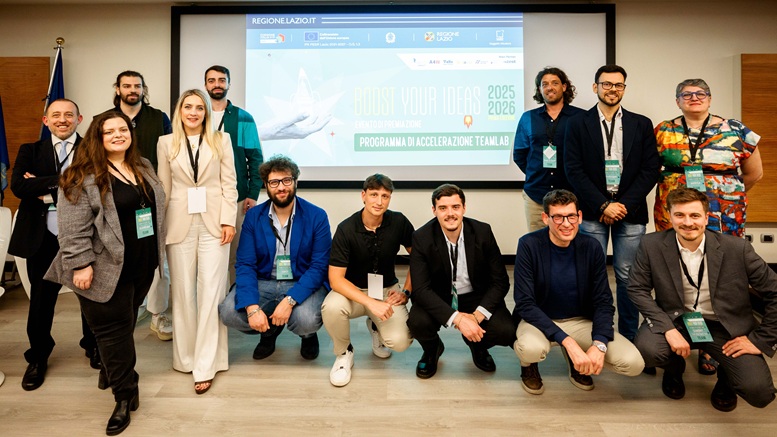 Foto di gruppo dei vincitori del primo percorso Teamlab di Boost your Ideas con Maurizio Andolfi Responsabile Spazio Attivo e Open Innovation Lazio Innova